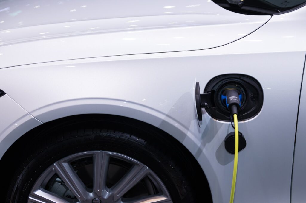 borne de recharge branche sur une voiture