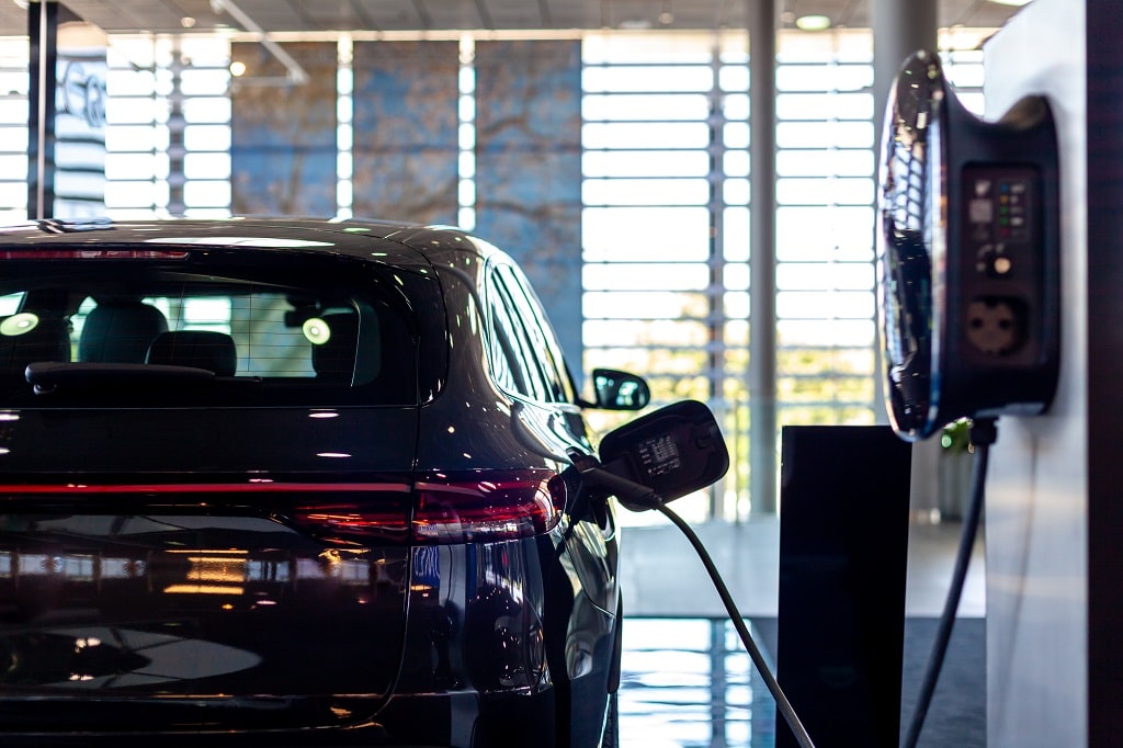 Borne de recharge en extérieur ou intérieur : quelle est la meilleure solution ?