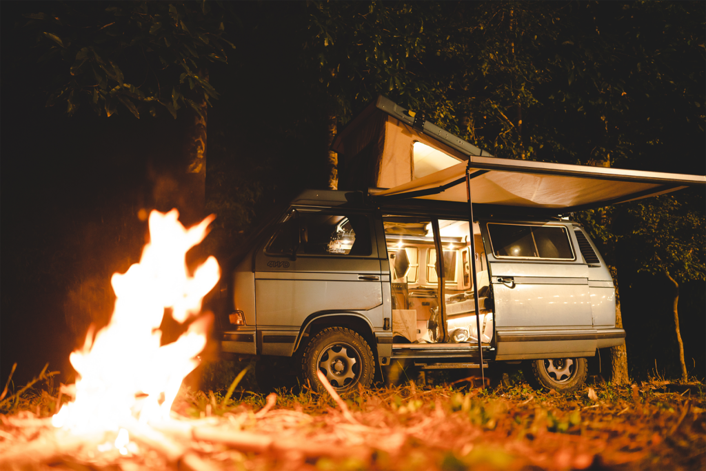 camping car forêt nuit