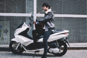 homme scooter blanc
